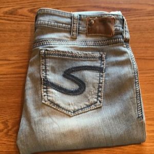 SILVER JEANS WOMEN’S SUKI CAPRIS, SIZE 33.